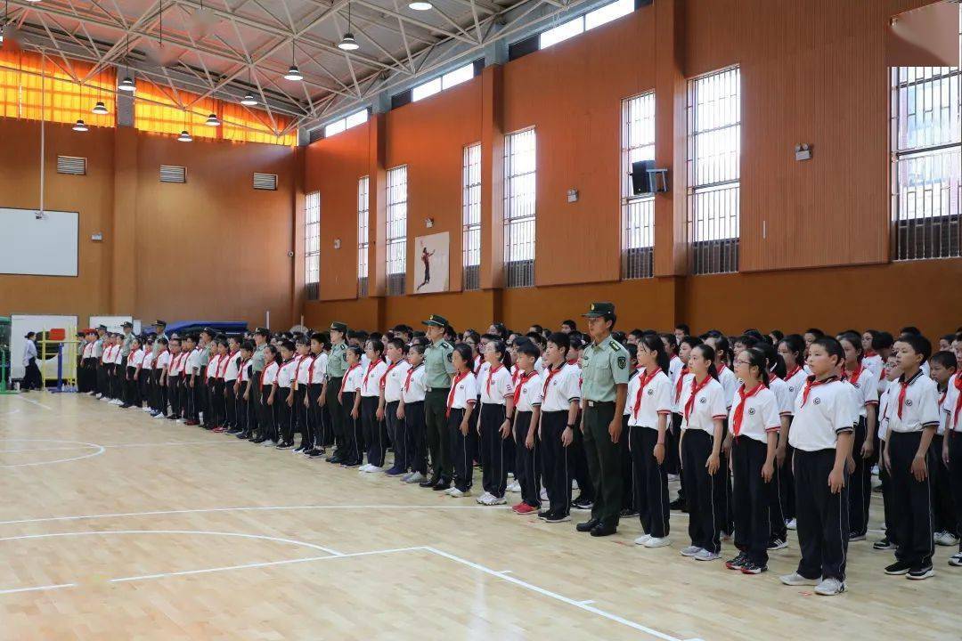 校园新闻 | 军旗常飘扬,引领新成长 ——育秀实验学校举行六年级军政
