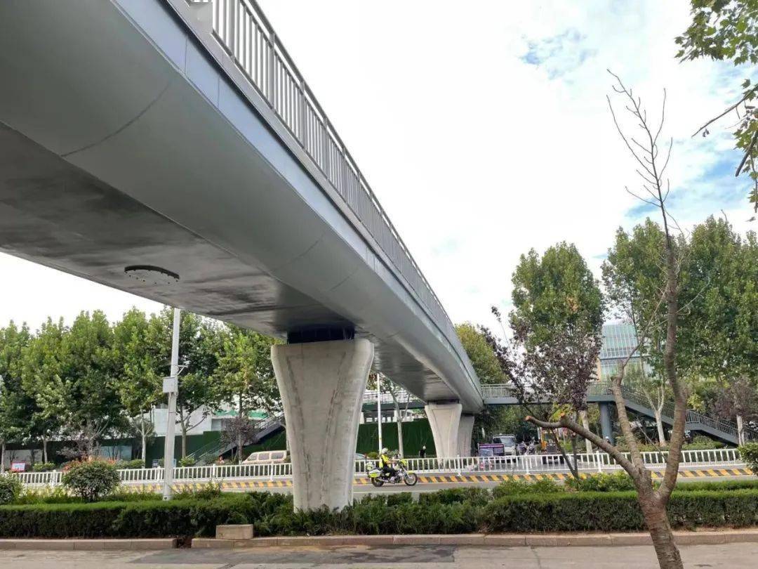 6米的天桥开通试运行!_城市