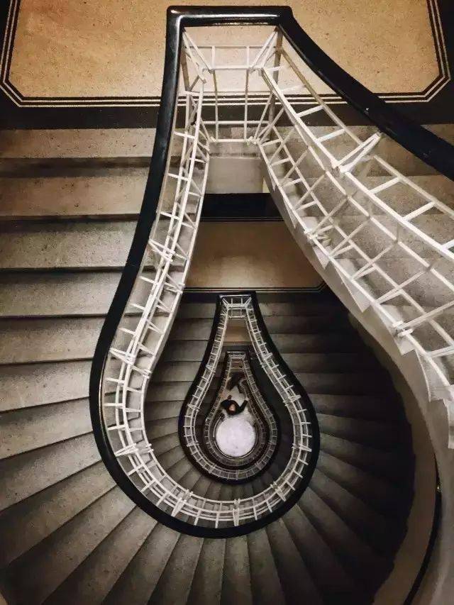 摄影给平常的事物赋予一种不平常的气氛，摄影同样如此！