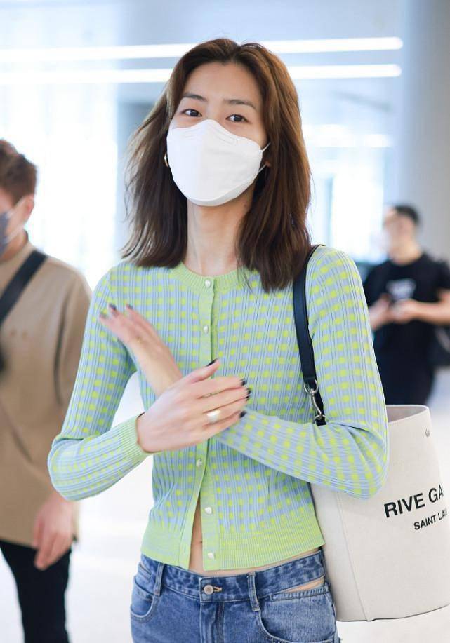 刘雯的身材不是吹的,针织衫配牛仔裤也能秀腰腹,看着太美了