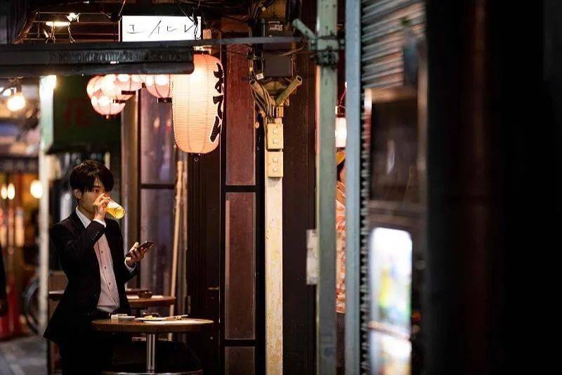 酿酒喧闹狭小的居酒屋，藏着他们的人情世故和无处安放的灵魂