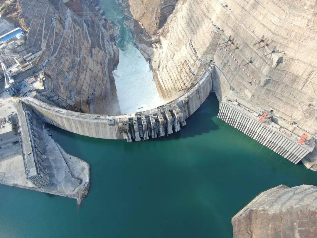 白鹤滩水电站大坝表孔首次过流,太壮观了!