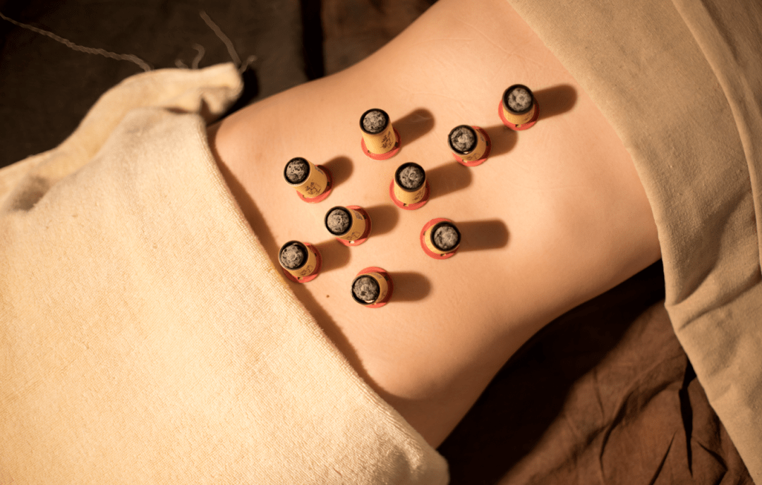 脚底有个强壮穴,艾灸它,作用太强大,这样做过的都说好