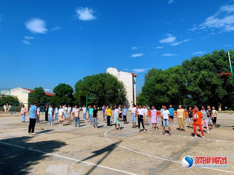 中林|武冈市迎春亭头堂九年制学校一堂精彩纷呈的体育示范课 武冈市迎春亭头堂九年制学校开展改革体育课堂活动