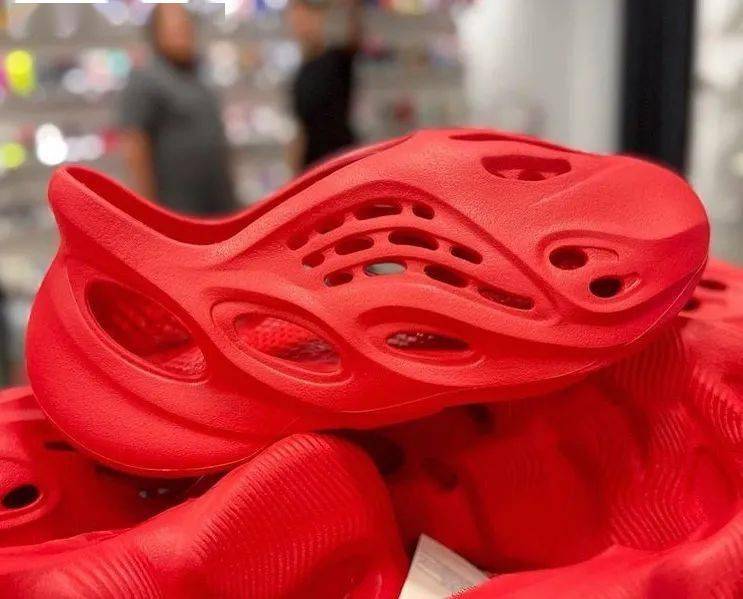 "红十月"洞洞鞋实物图更新,这双yeezy新款你能驾驭吗?