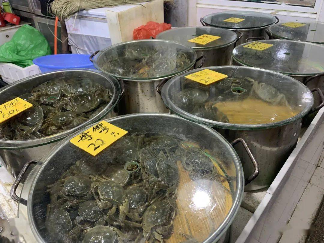 在武定菜市场,水产摊位基本都推出了大闸蟹