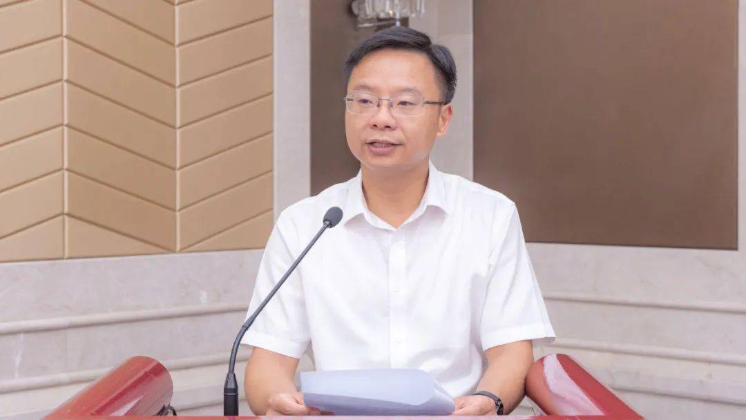 市委副书记,代理市长陈华在致辞中指出,中清集团,中伏能源作为行业