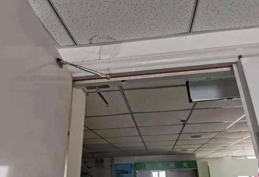 情况:消防安全标志未保持完好有效(2号楼1单元1层疏散指示标志损坏)