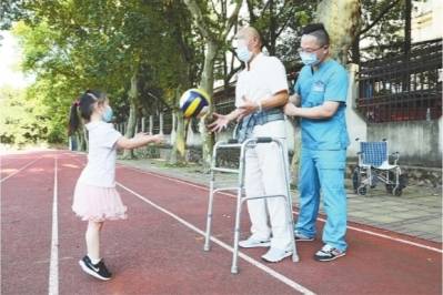 外孙女|家属当“编外康复师”5岁外孙女帮66岁外公战胜偏瘫