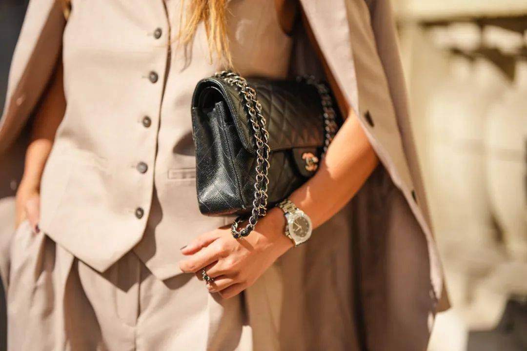 感觉 娜扎最近穿了好几遍的单品 马甲叠穿到底有多香?