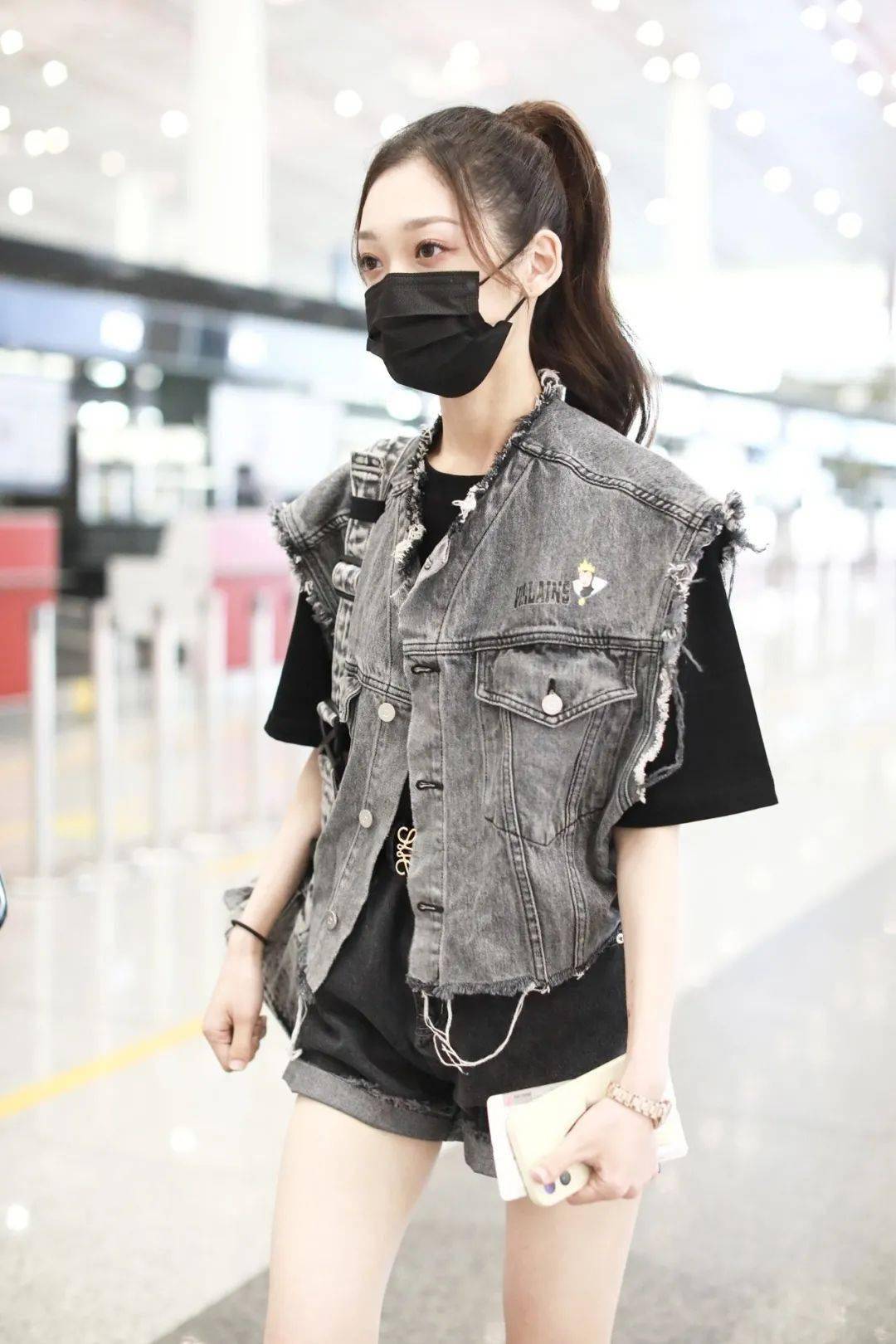 感觉 娜扎最近穿了好几遍的单品 马甲叠穿到底有多香？