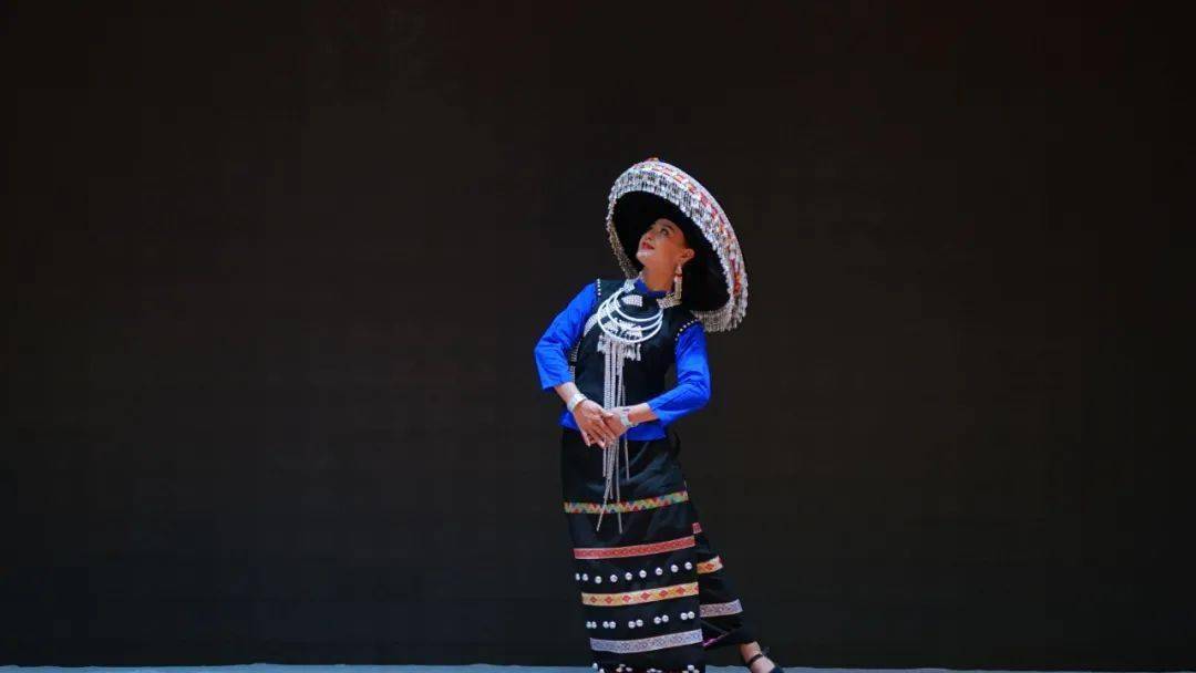 临沧市佤族传统服饰展演_黑色