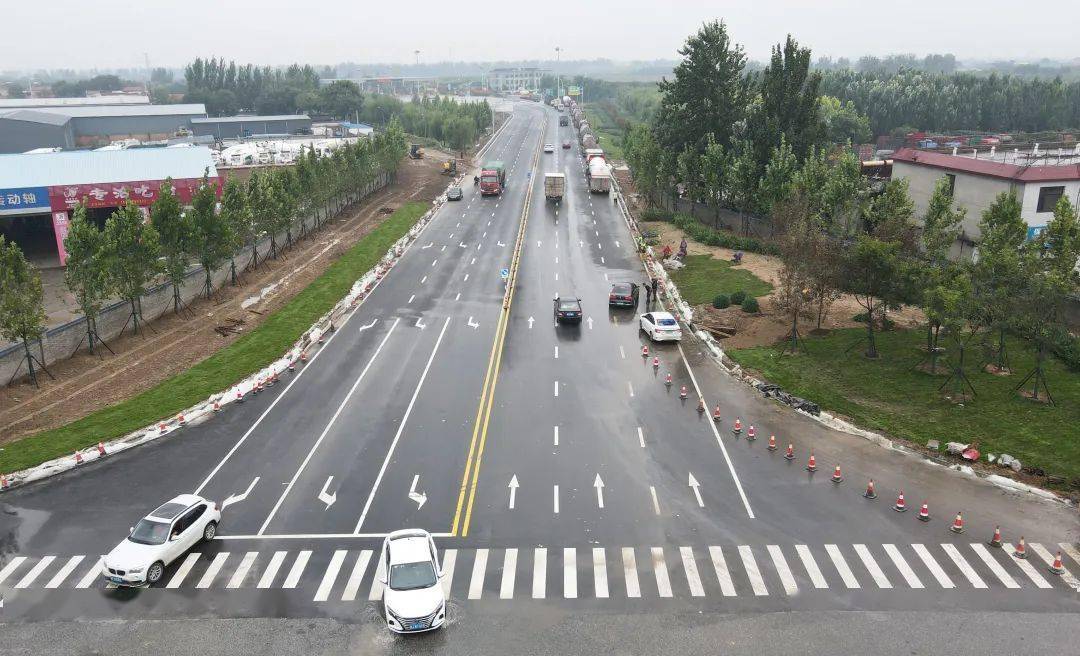 宽阔易行,然而,出了收费口进入双向两车道的连接线,就像是卡到了漏斗