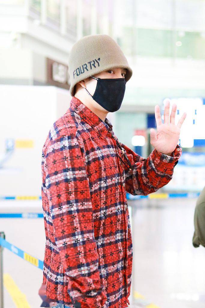 韩东 时尚酷GUY出街~韩东君穿格纹衬衫搭牛仔裤