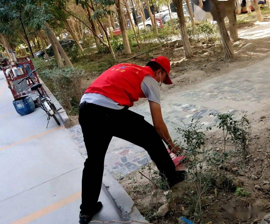 新时代文明实践胜利社区打扫卫生齐动手积极创建文明城