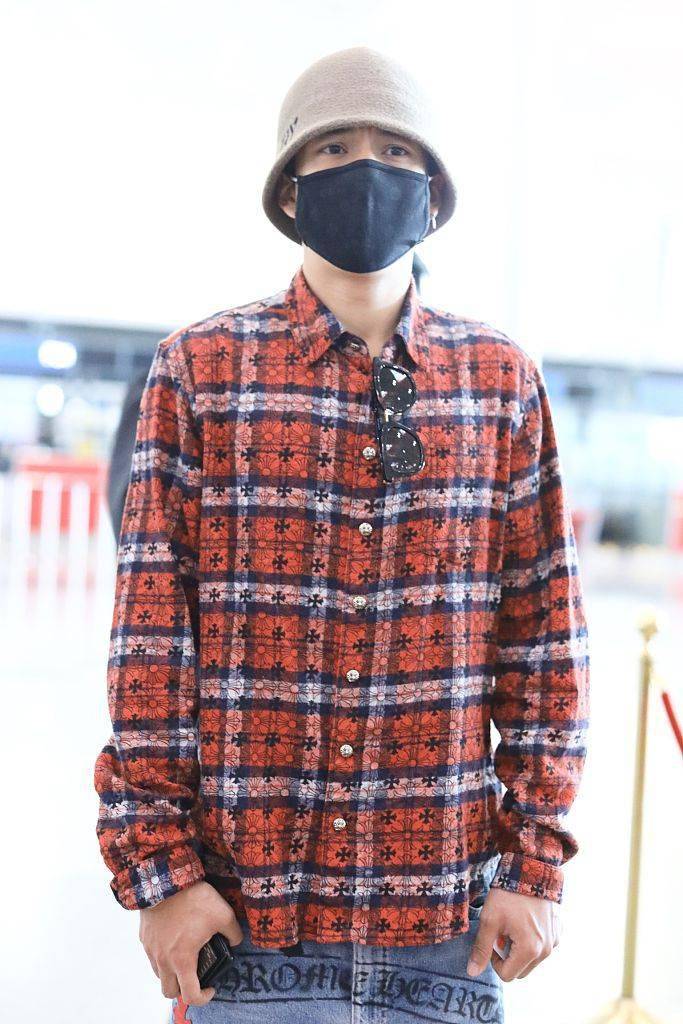 韩东 时尚酷GUY出街~韩东君穿格纹衬衫搭牛仔裤