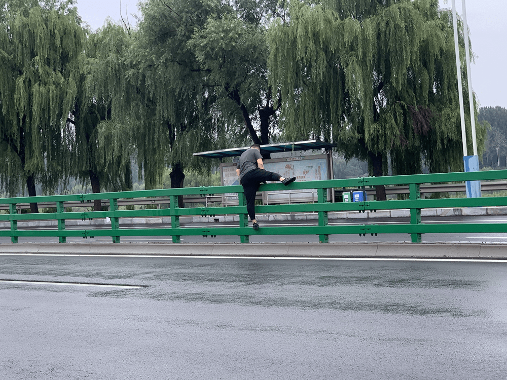 公交车站牌, 小区里边所有的业主现在坐公交车都要翻越护栏,翻越栏杆