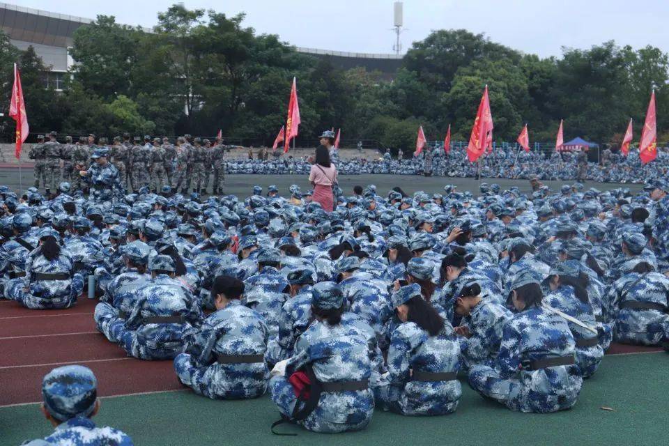 一勺的口感 點亮了一整個夏天 ——這就是夏天 一起來看看軍訓生活中