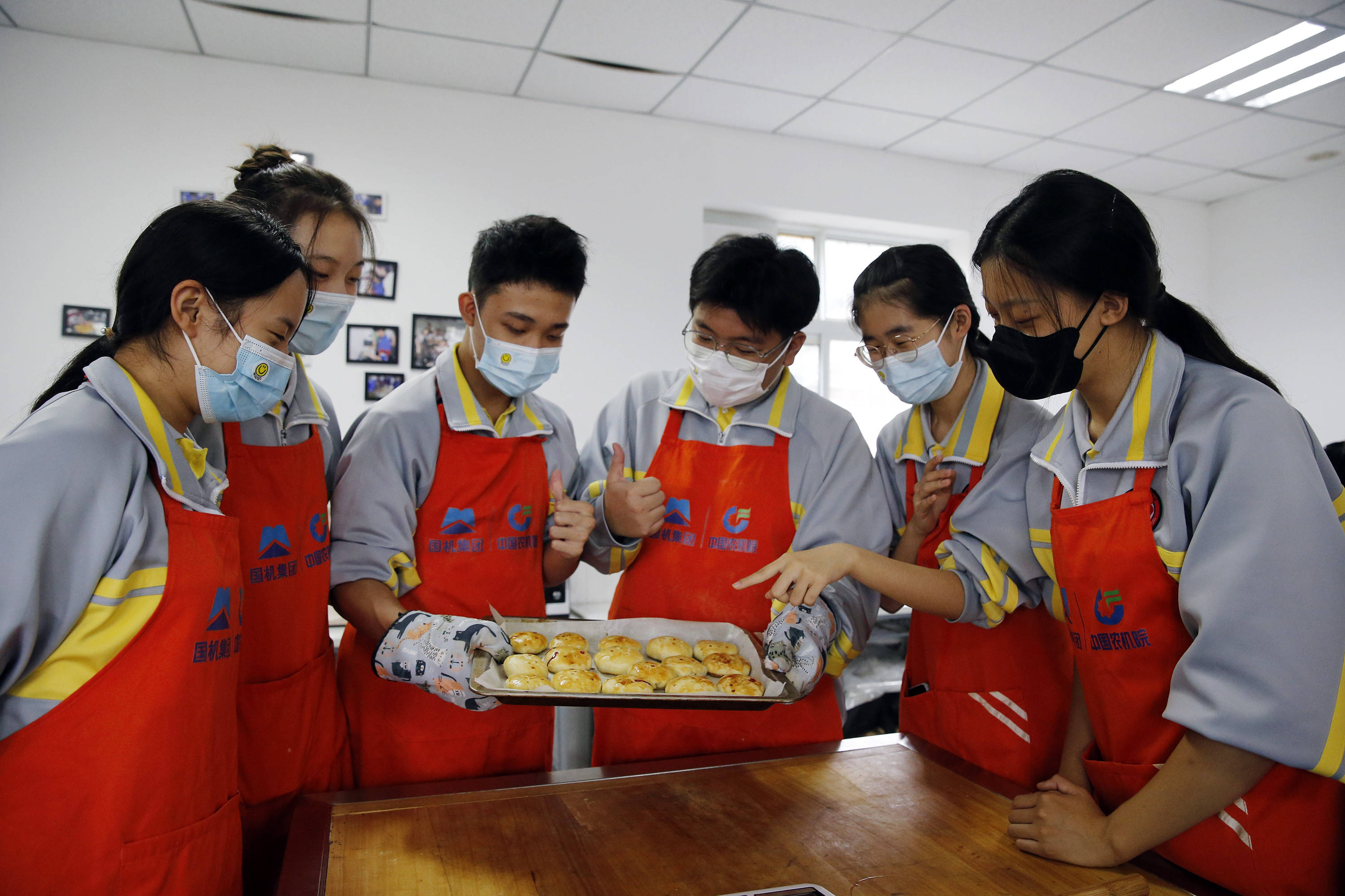 9月26日,中学生在展示自己制作的鲜花饼.