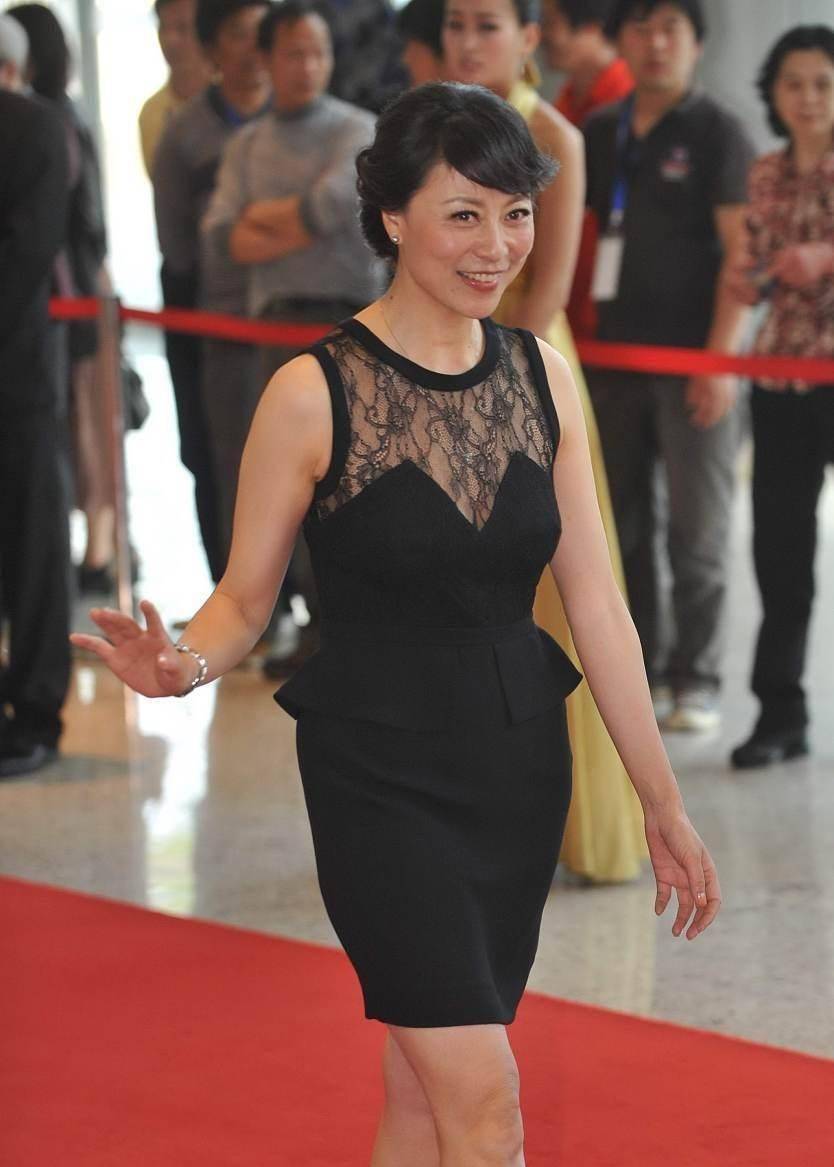 岳红的气质挺大方的拼接蕾丝裙穿出精致感有点丰满但不减气质