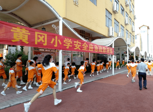 黄广小学扎实开展生命教育课程2021年秋季应急疏散演练再创新纪录