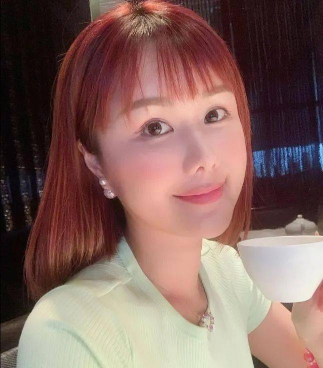 36岁tvb"御用丑女",读书拍戏两不误,背地却是富家千金!_刘思希