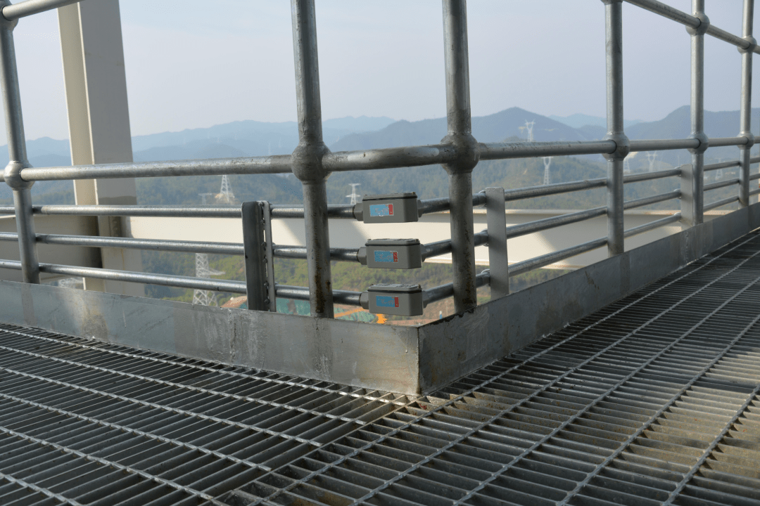 锅炉平台栏杆筋条顺直平整▲锅炉平台踢脚板工艺美观▲受热面焊缝饱满