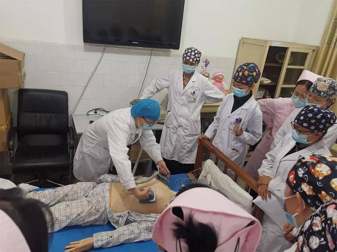 鹤庆县妇幼保健院开展成人心肺复苏与心脏除颤cprd技能培训