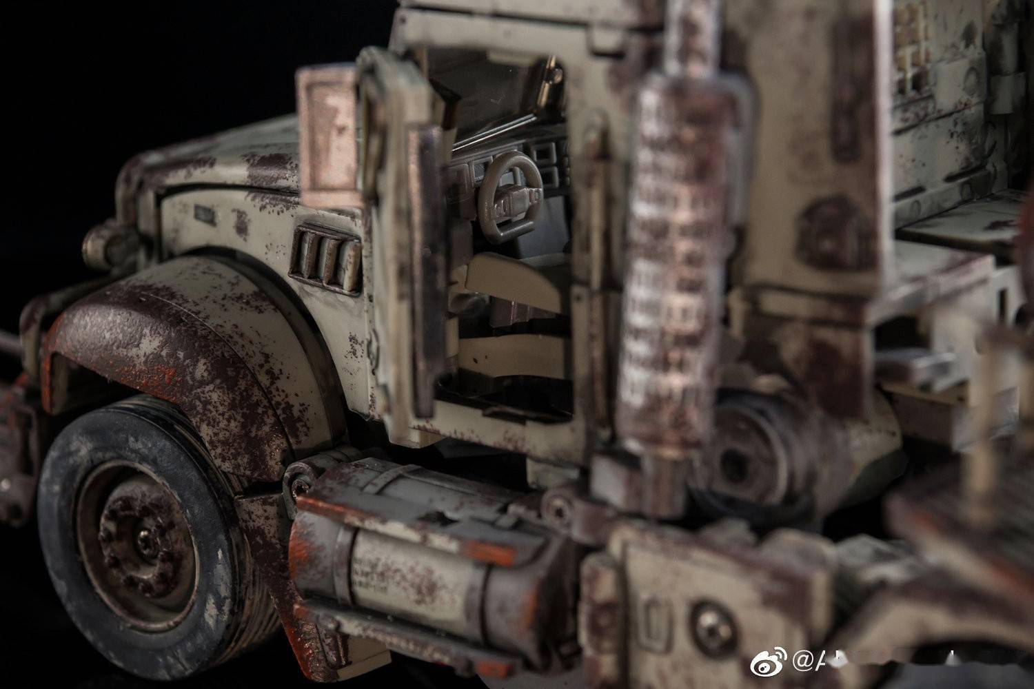 霸天虎的首领威震天在变3中变形形态为一辆破油罐卡车(mack麦克泰坦拖