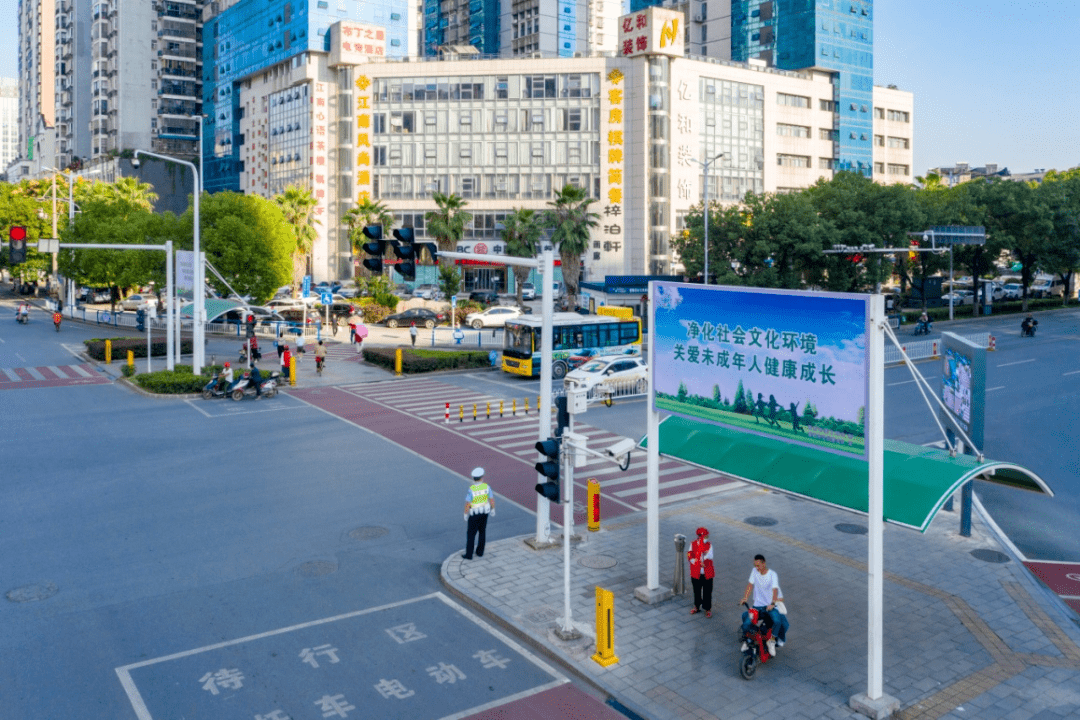 湖滨西路人社局路口:遮阳棚广告