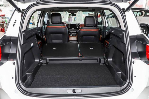 此外,天逸c5 aircross对于空间的应用是非常灵活的,常规模式下,后备厢