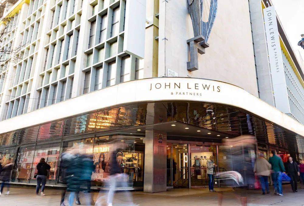 john lewis & partners 是英国王室御用的百货商店,主要受众是英国中