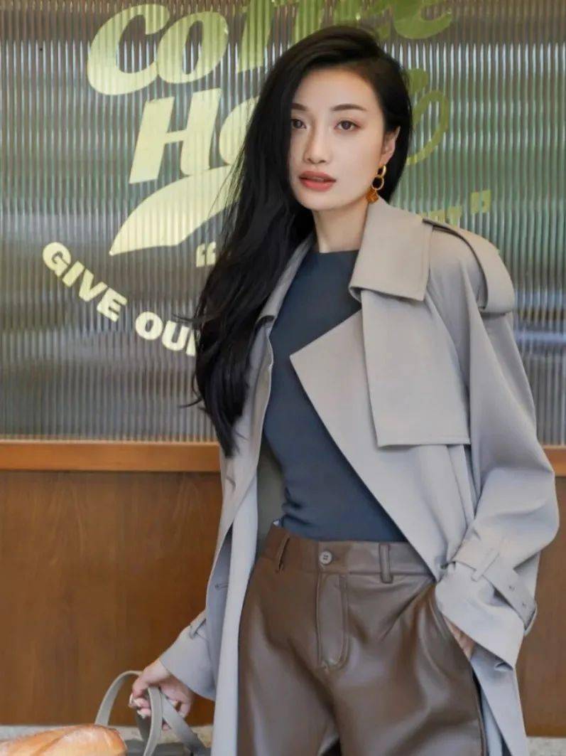 风衣也是方脸入秋必备单品,方脸的女人气息,搭配上 风衣文艺成熟又