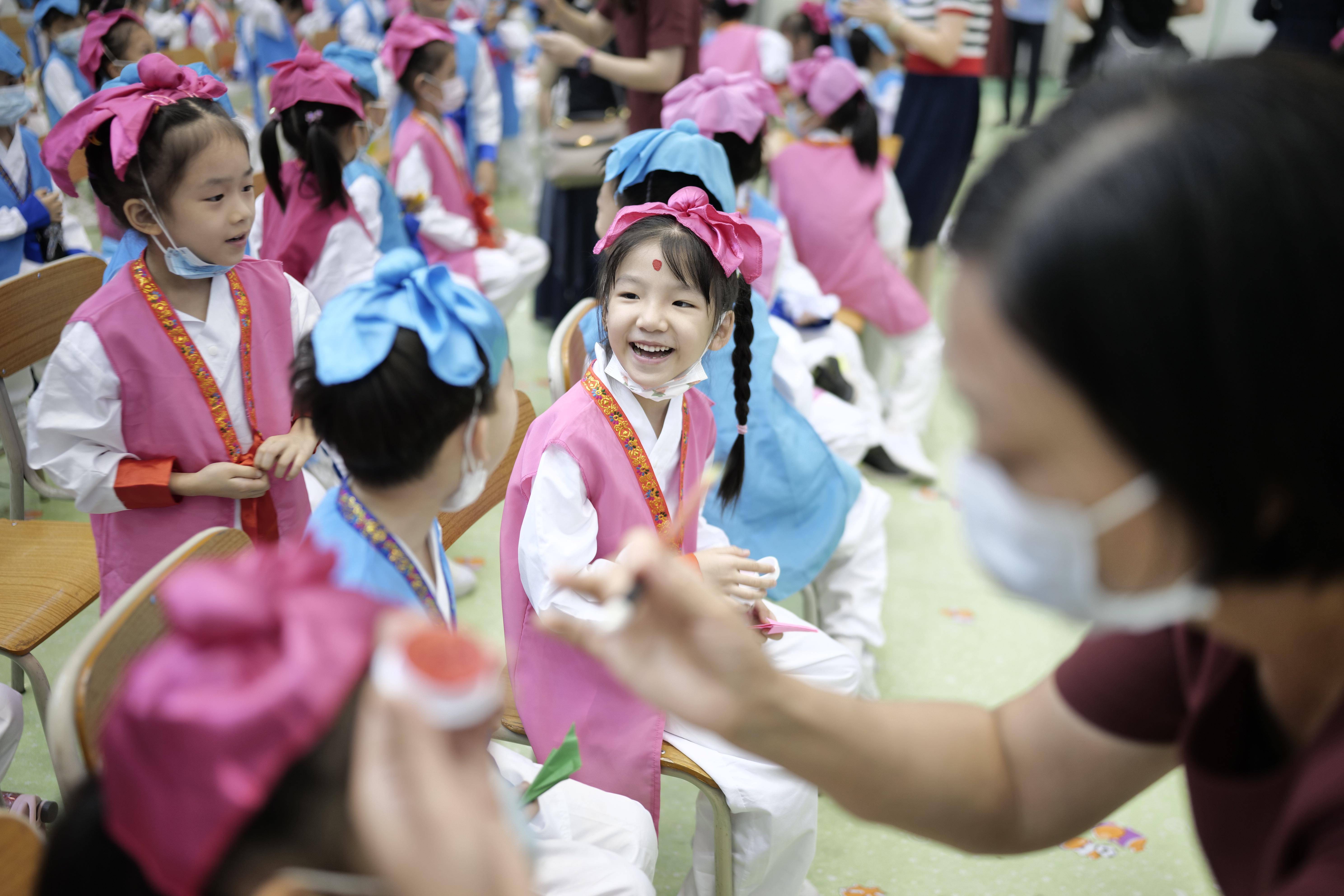 萌娃|?孔子诞辰开笔礼，隔空比划“和”字，萌娃踏上求学问道之路