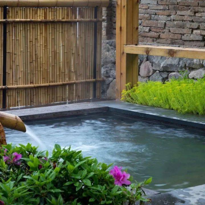 本着生态,本真,天人合一的设计理念,石城花囿温泉酒店,顺应地形,依山