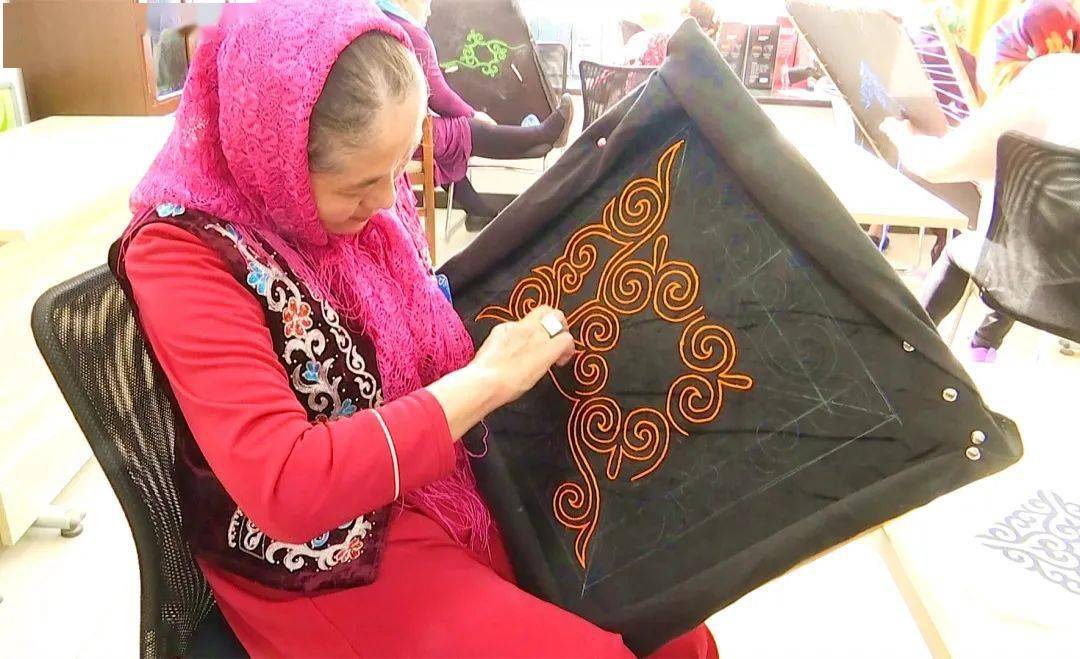 刺绣 【非遗文化】阿克塞县举办“巾帼巧手·绣美阿克塞” 迎国庆哈萨克族刺绣比赛