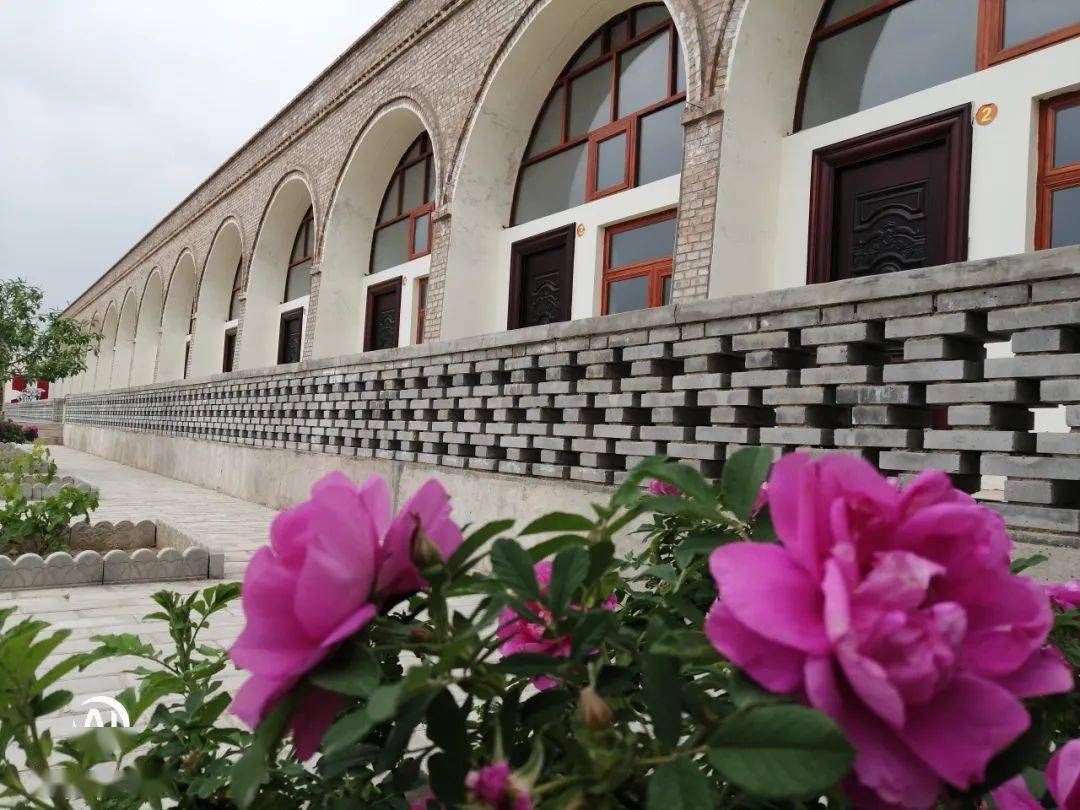 金鸡坪度假山庄坐落于彭阳县金鸡坪梯田公园之中,距县城11公里处的玉