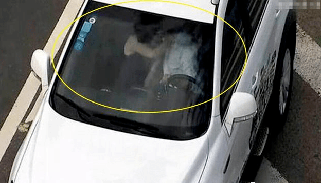 交警提醒:开车别搞小动作,再急也要忍住,小心电子眼下"出名"