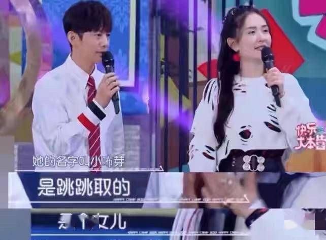 夫妻俩|张杰谢娜带双胞胎女儿商场玩乐，十指相扣甜如新婚，结婚十年仍恩爱