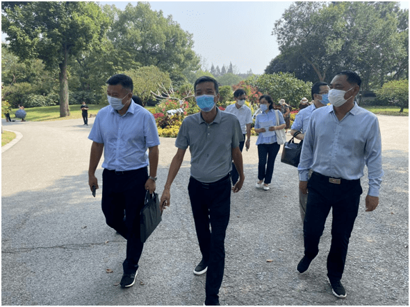 一行,在文旅集团景区管理部部长沈明,梅园公园管理处书记,主任周国柱