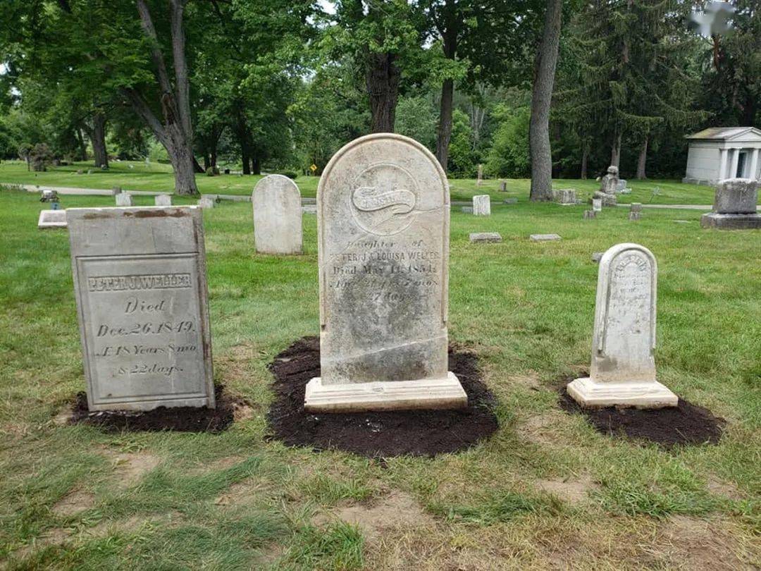 男子与情妇偷情时突发心脏病死亡,妻子在墓碑上刻下"通奸者",网友一片