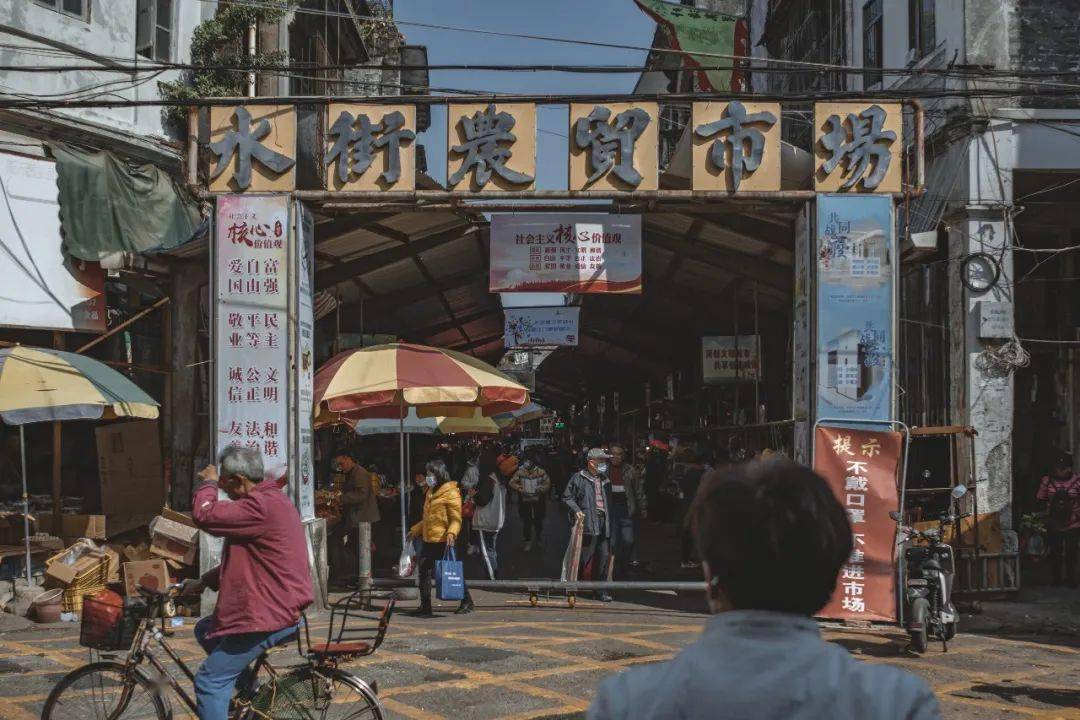 牛被宰杀后5小时内加工上桌,20多元一盘的牛肉排成一排按需自取,据说