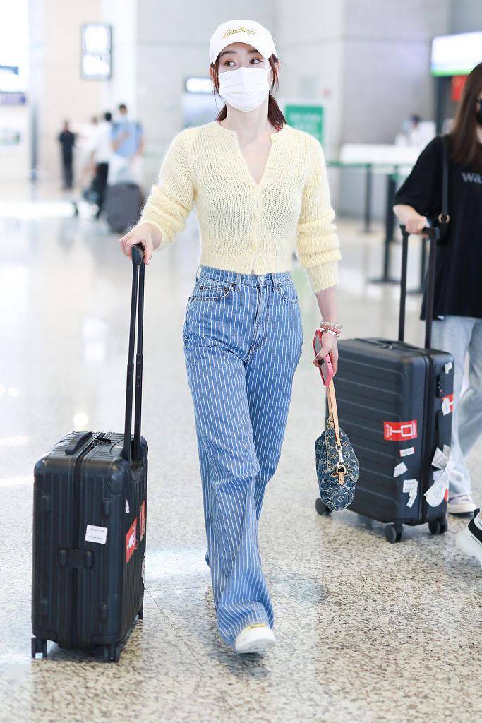 条纹 袁姗姗一身清新邻家机场装 鹅黄色毛衫搭竖条纹长裤温柔可人