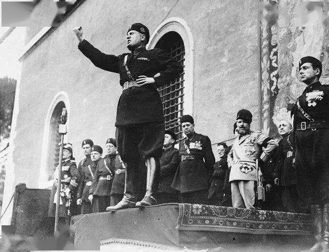 (1922年10月28日,"向罗马进军"成功之后,双手叉腰的法西斯党魁
