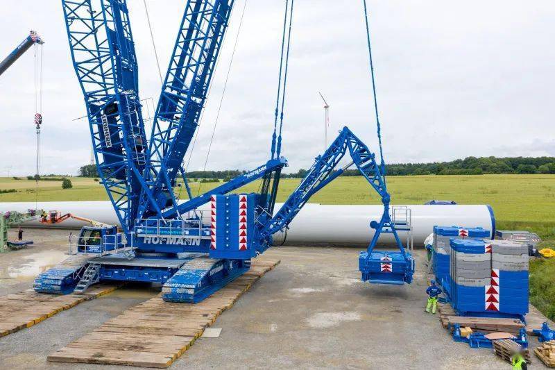 利勃海尔700吨履带式起重机在德国风电场首秀