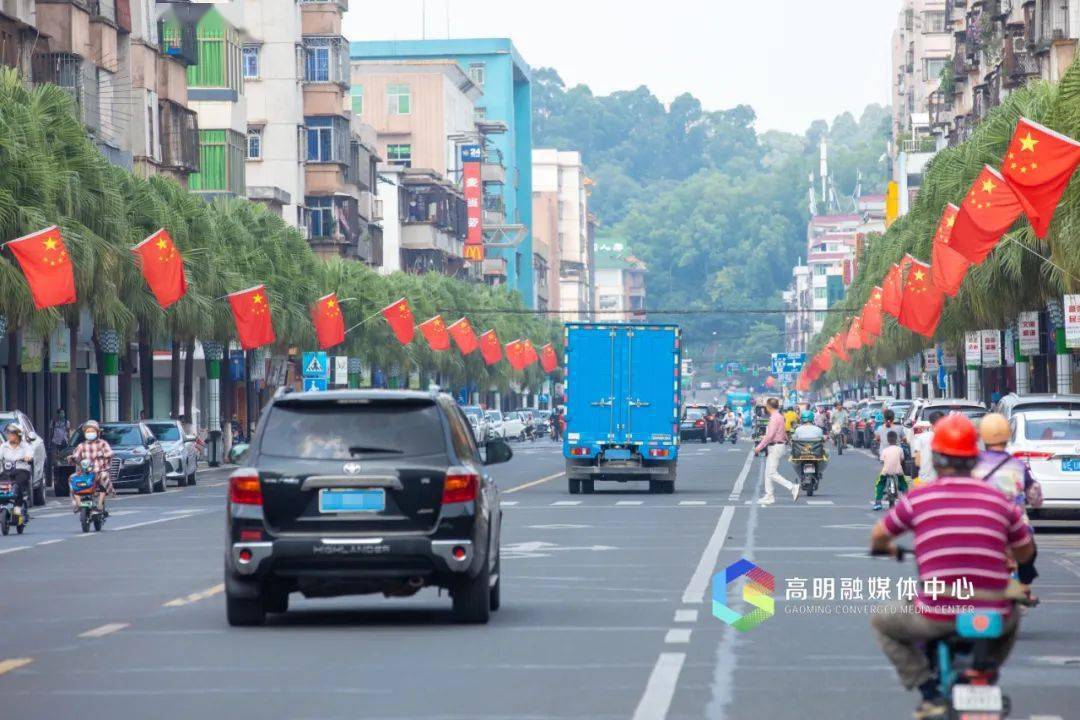 沧江路上,红旗飘飘,面貌一新迎国庆.