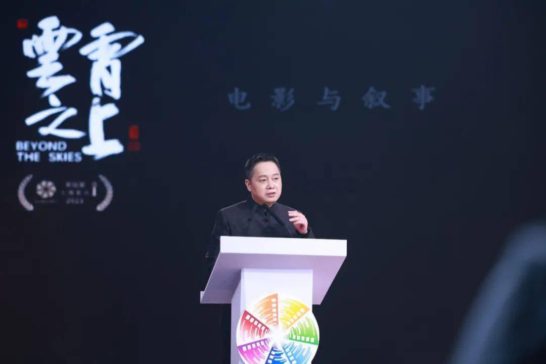 角色|从巩俐手中接过3座“天坛奖”奖杯，他做对了什么？