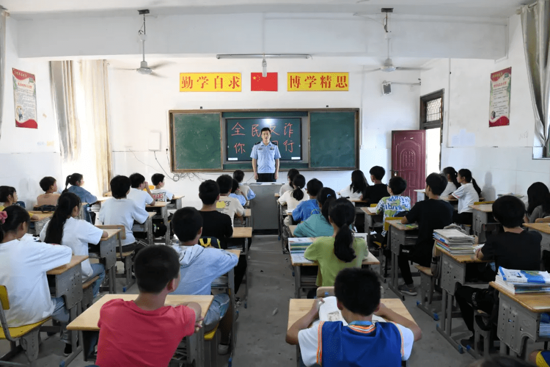 县公安局洽湾派出所组织工作人员走进洽湾镇中学开展反诈骗宣传活动