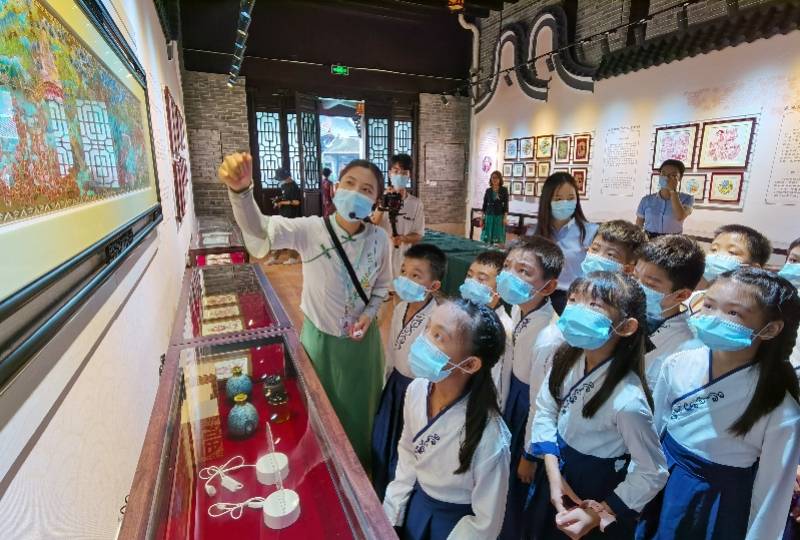 复活|非遗传承人饶宝莲复活失传之剪纸技艺走进岭南和园