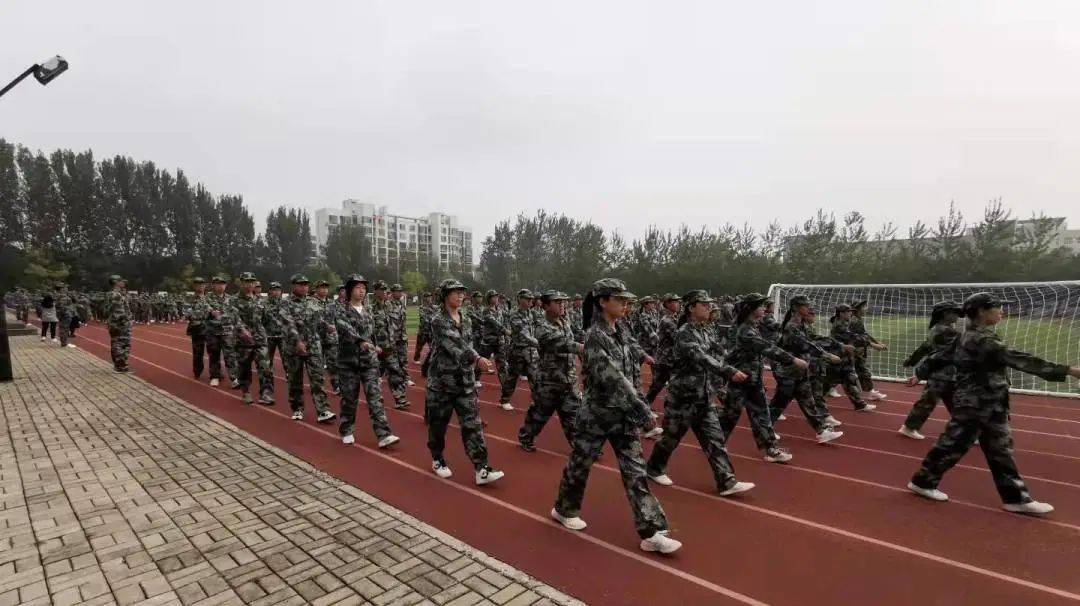 后浪翻腾青春不结营宝坻一中高一年级军训落幕